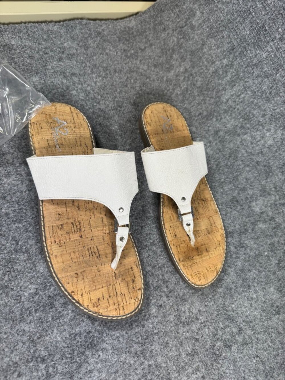 Aerosoles A2 Cool Cat White Thong Sandals With Cork Footbed Womens Size 9.5M
